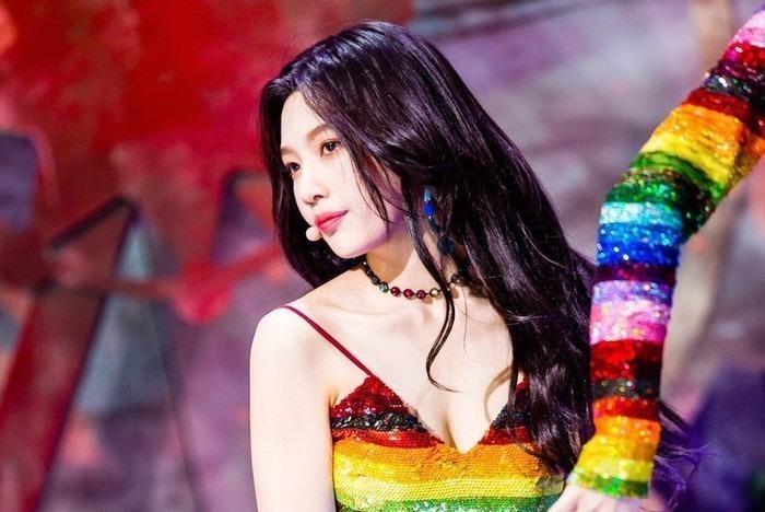 Red Velvet lien tuc gay tranh cai vi ho henh tren san khau hinh anh