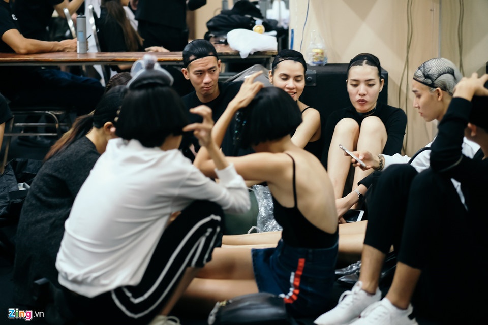 hậu trường tuần lễ thời trang ảnh 2 hau truong tuan le thoi trang anh 2