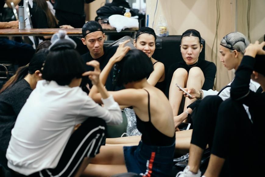 Nguoi mau dien tuan le thoi trang: An ngu vat vo, bi no cat-xe nua nam hinh anh