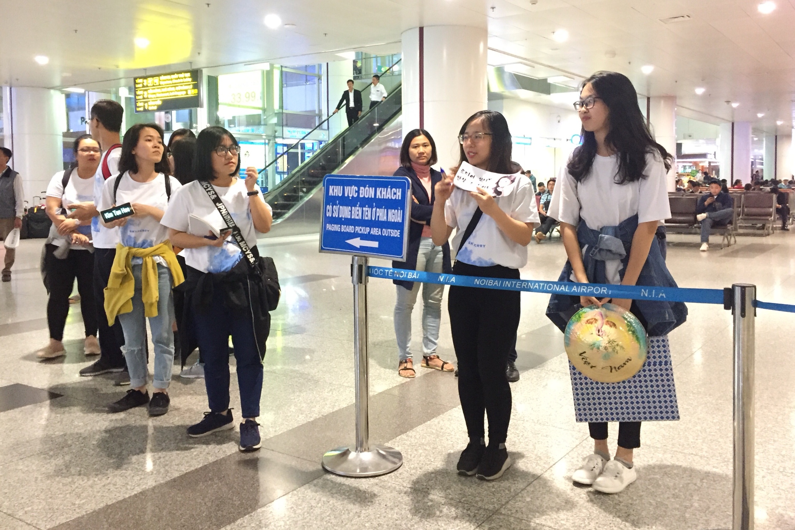 Kim Tae Hee vay tay chao fan Viet hinh anh