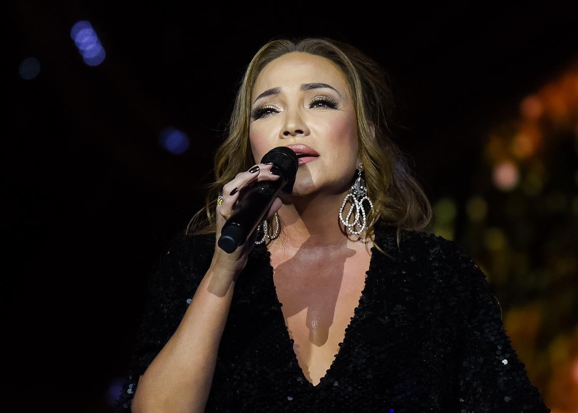 Danh ca Thanh Ha hat cam xuc khi duoc ban trai kem 12 tuoi dem dan hinh anh