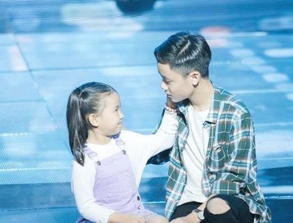 'Cau be dan ca' Minh Nhat hat 'Em toi' duoc khan gia khen ngoi hinh anh