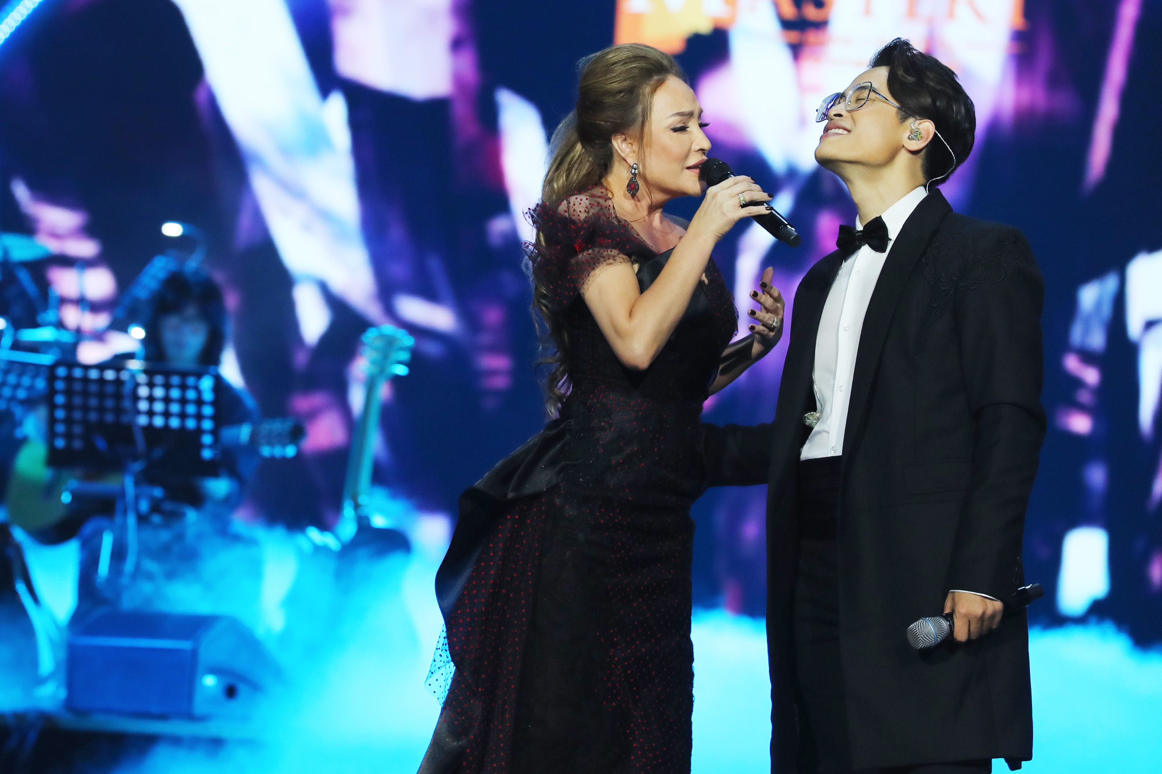 Khan gia loi nuoc toi xem dem nhac anh 7