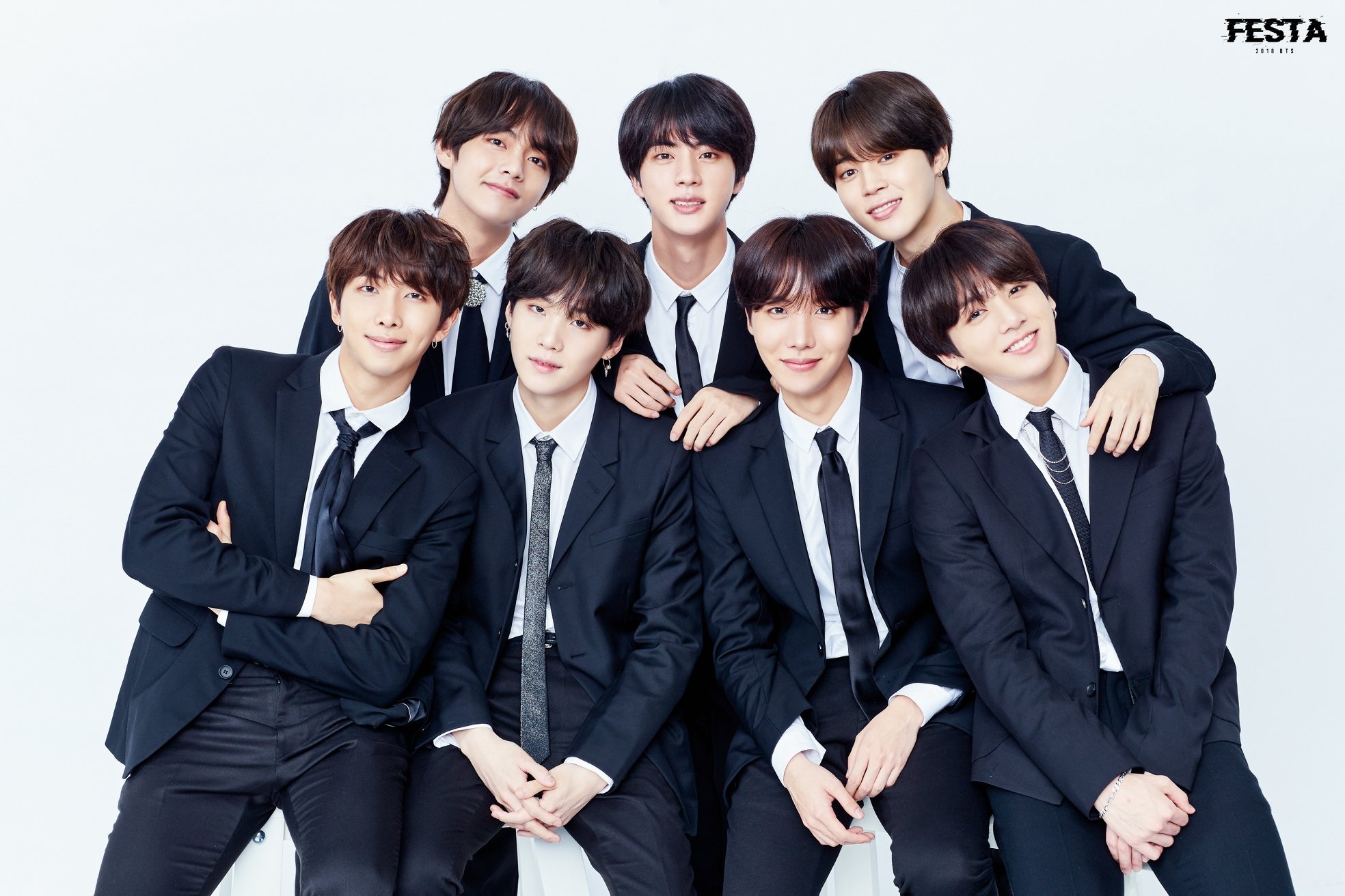 Fan cuong theo chan BTS lam nao loan khoang may bay hinh anh
