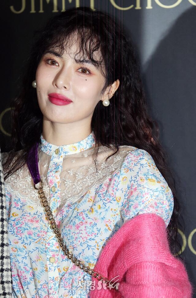 HyunA kem sac ben ban trai anh 3