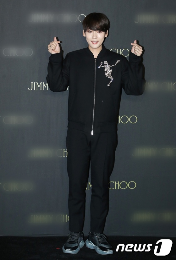 HyunA kem sac ben ban trai anh 8