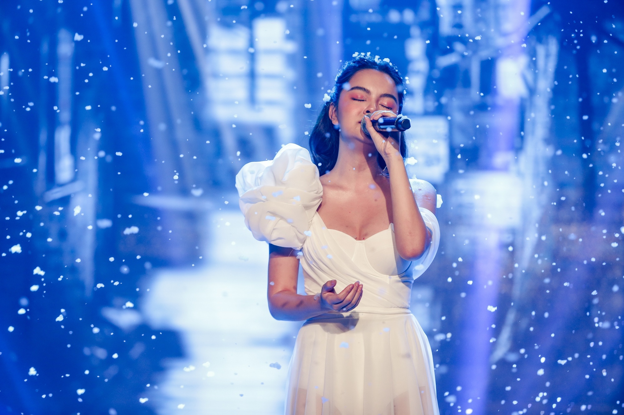 Huong Giang Idol the hien ca khuc moi anh 9