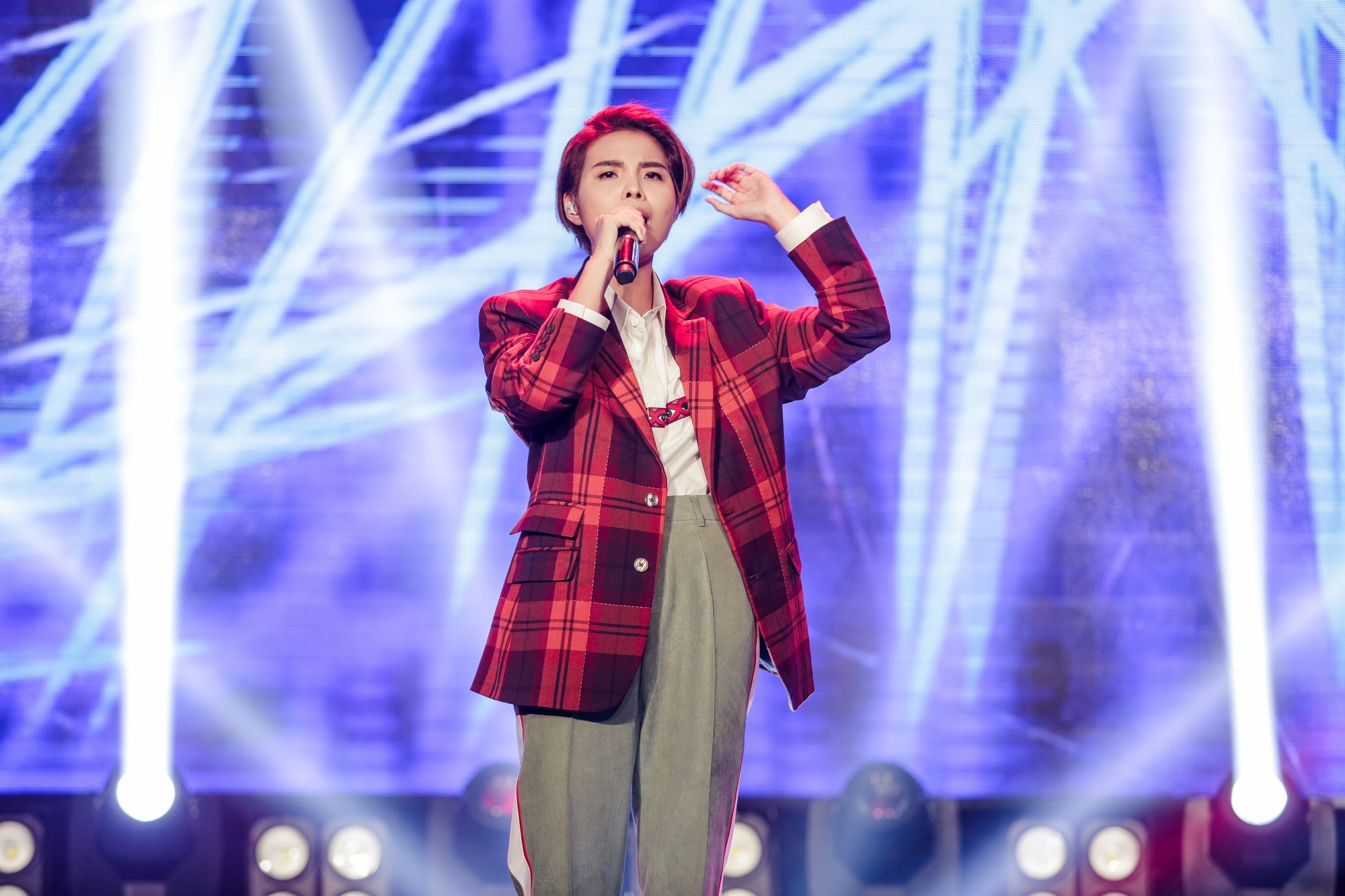 Huong Giang Idol the hien ca khuc moi anh 7