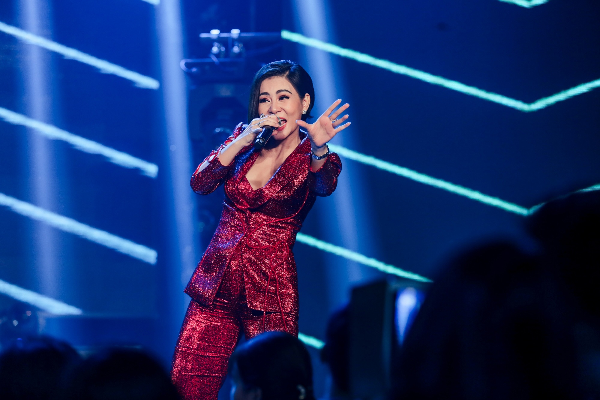 Huong Giang Idol the hien ca khuc moi anh 5