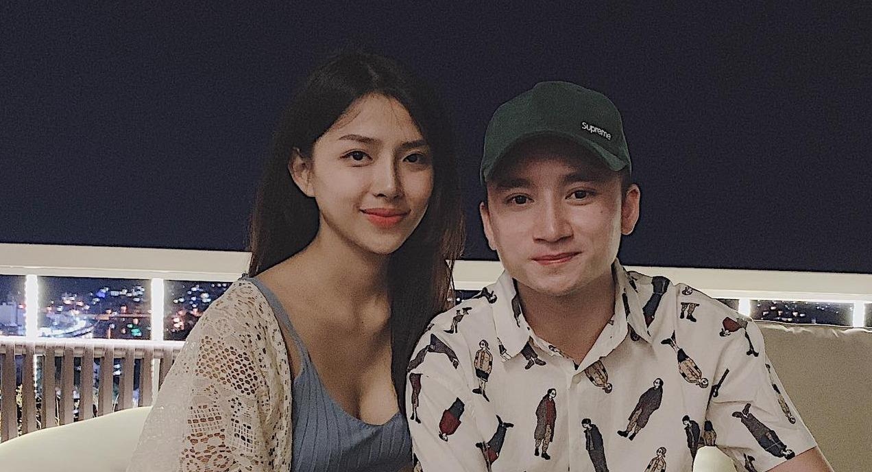 Phan Manh Quynh ngau hung hat voi fan khi di du lich cung ban gai hinh anh