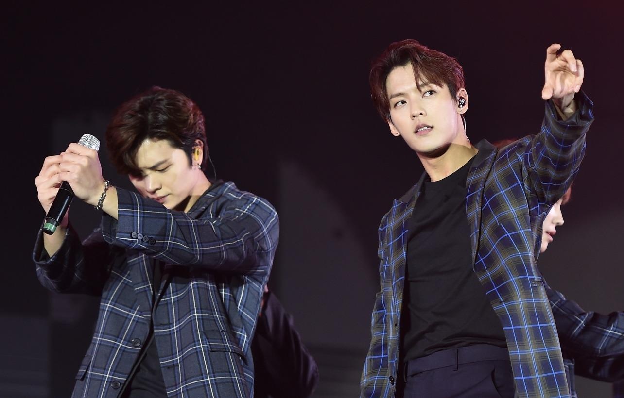 Nhom nhac Han truot chan tren san khau Viet Nam vi troi mua to hinh anh