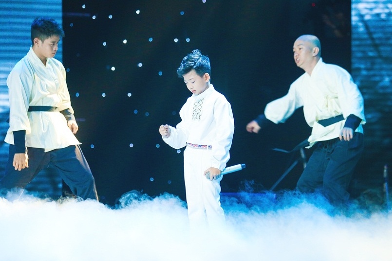 Minh Chien hat ngam hoa le roi anh 1