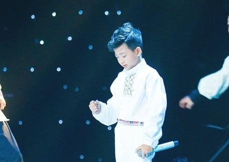 Khan gia tranh cai khi giong ca nhi Minh Chien hat 'Ngam hoa le roi' hinh anh