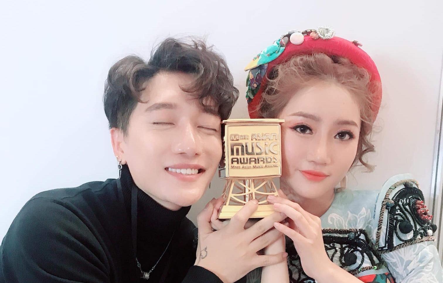 Giong ca ‘Nguoi la oi’ vap nga khi len nhan giai thuong MAMA o Han hinh anh