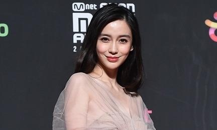 Angela Baby, Song Joong Ki noi bat giua dan than tuong dinh dam Kpop hinh anh