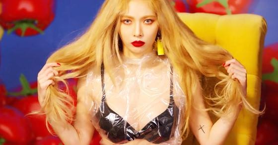 Nhung nu ca si Kpop lien tuc vuong tranh cai vi trang phuc phan cam hinh anh