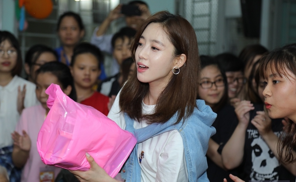 Thanh vien T-ara den Viet Nam lam tu thien, tang qua nguoi gia neo don hinh anh