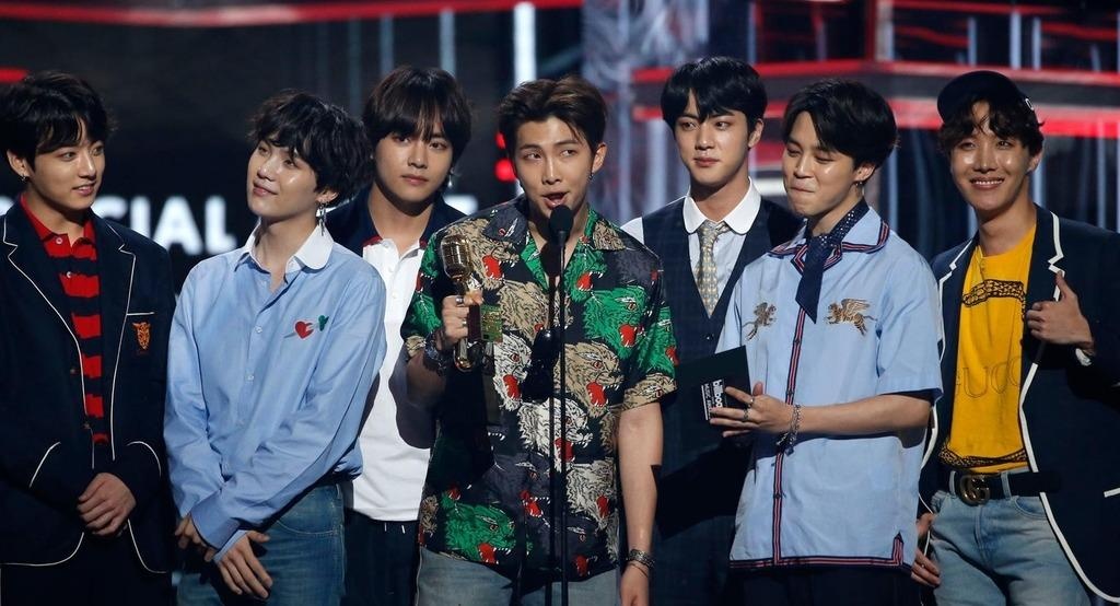 Kpop ket thuc mot nam day be boi va tranh cai hinh anh