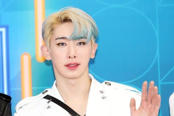 Sao nam trang diem dam nhu con gai tren tham do KBS Gayo Daejun hinh anh