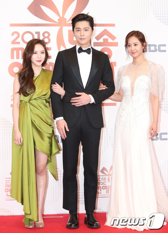 Kim So Hyun tren tham do MBC Entertainment Awards anh 8