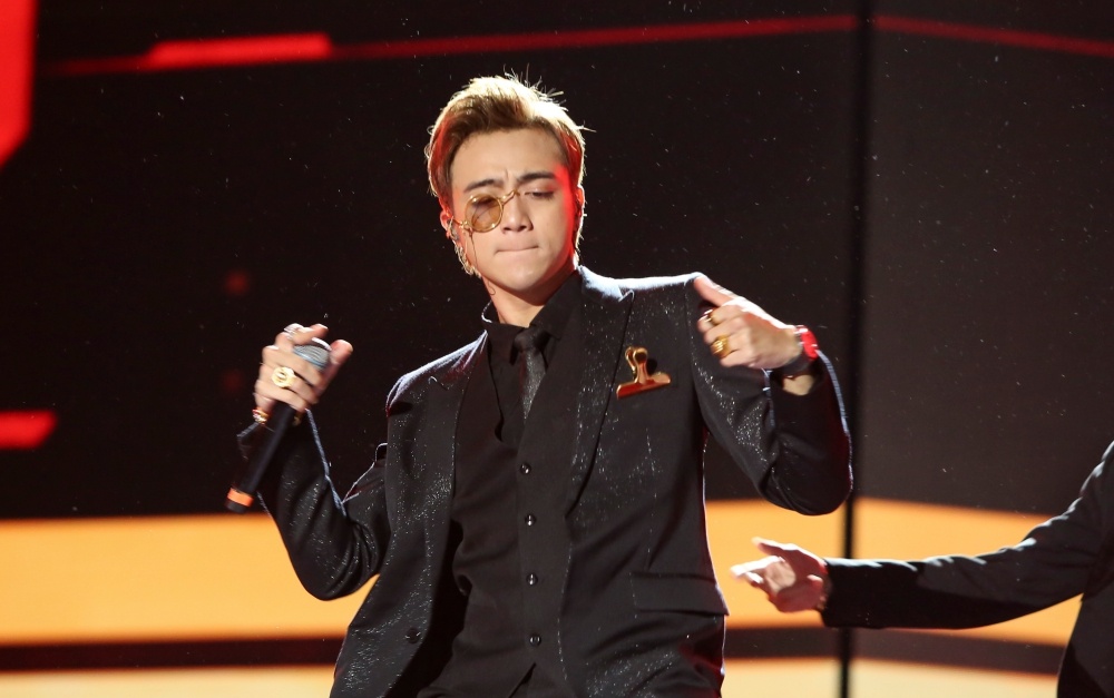 Hang chuc nghin nguoi dung kin pho di bo xem dan sao bieu dien hinh anh