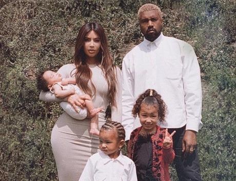 Vo chong Kim Kardashian co con thu 4 nho phuong phap mang thai ho hinh anh