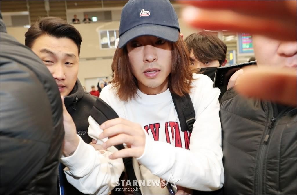 Jung Joon Young bi chen lan khi ve han quoc anh 7