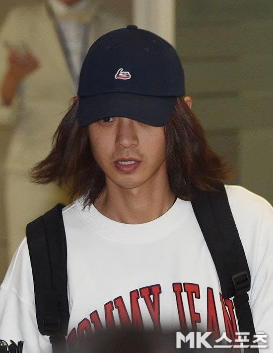 Jung Joon Young bi chen lan khi ve han quoc anh 9