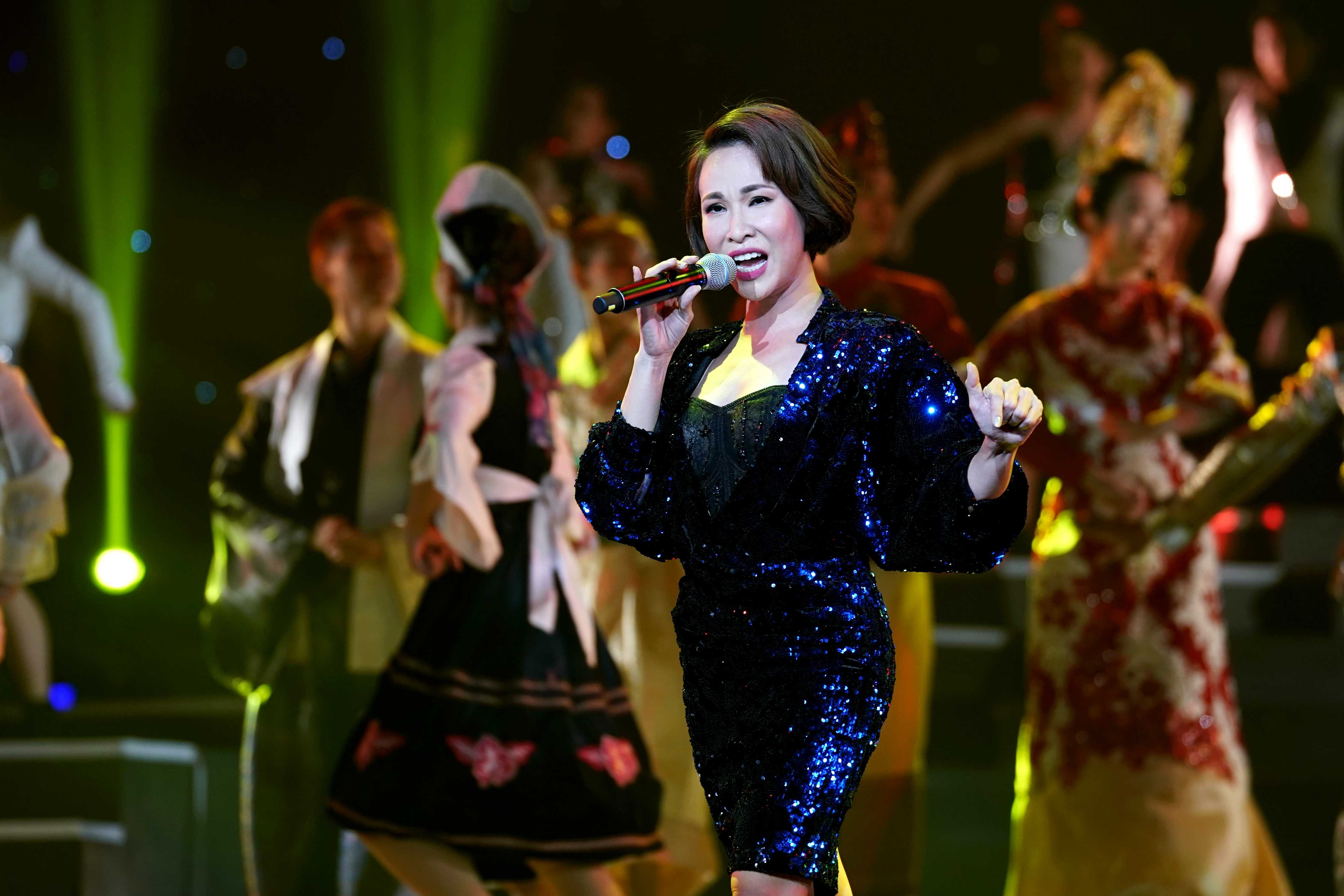 Thu Minh,  Le Quyen trong dem nhac anh 4