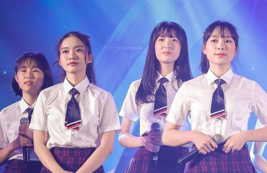 Nhom dong thanh vien nhat Vpop gay chu y trong dem nhac co dan sao hinh anh
