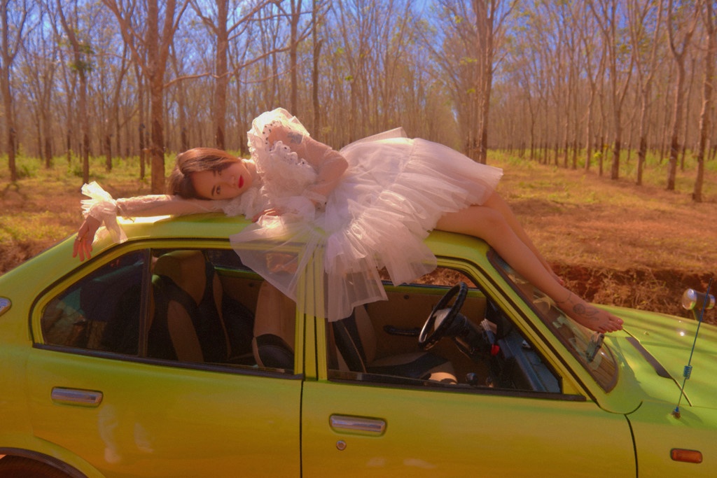 Phuog Ly tu hot girl tro thanh ca si anh 1