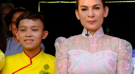 Ho Van Cuong lon phong phao, cung me Phi Nhung trao qua ba con ngheo hinh anh