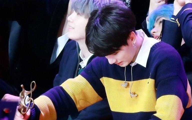 Em ut BTS kiet suc, nam guc tai le trao giai am nhac hinh anh