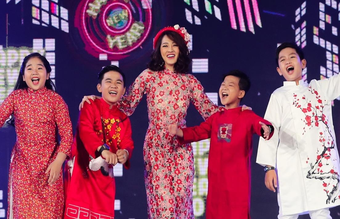 Bao Anh ru bo hinh tuong nong bong, nhi nhanh hat cung hoc tro hinh anh