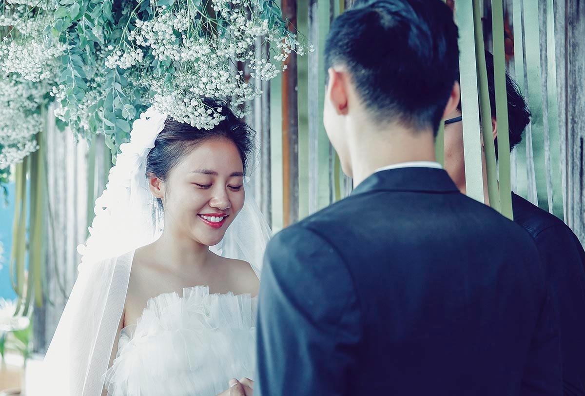 Khan gia cam thay bi 'lua doi' khi xem MV cua Van Mai Huong hinh anh