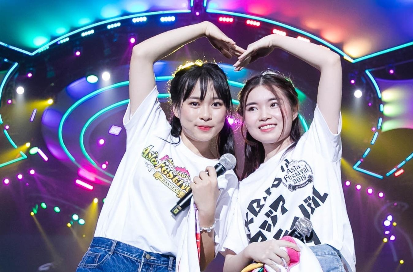 Nhom nhac dong nhat Vpop bieu dien cung AKB48 tren san khau Thai Lan hinh anh