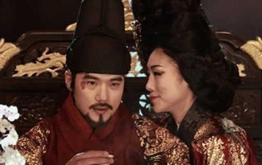 Bieu tuong tinh duc trong phim dien anh ‘Vuong trieu duc vong’ hinh anh