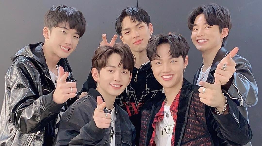 Ra mat nhom 13 thanh vien, ong chu cua Big Bang bi che hoc doi EXO hinh anh