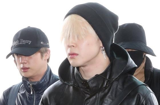 Thanh vien BTS de toc loa xoa che kin mat, len duong du Grammy hinh anh