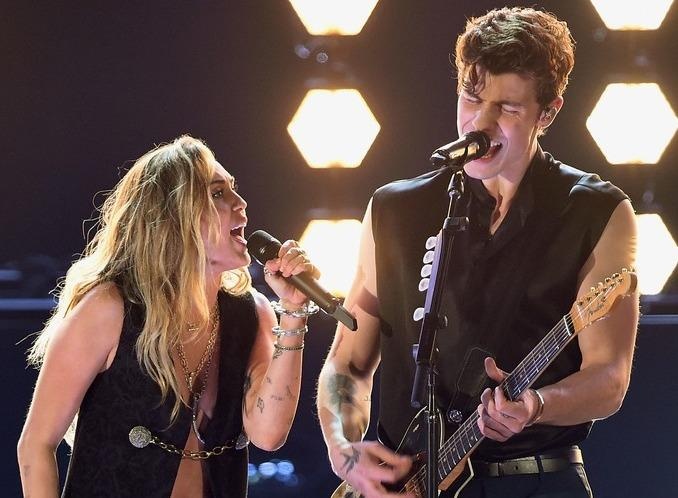 Vua ket hon, Miley Cyrus mac xe nguc tao bao song ca dan em tai Grammy hinh anh