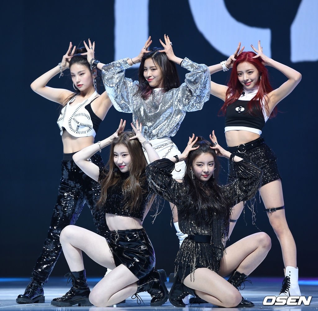 ITZY trong buoi showcase anh 2