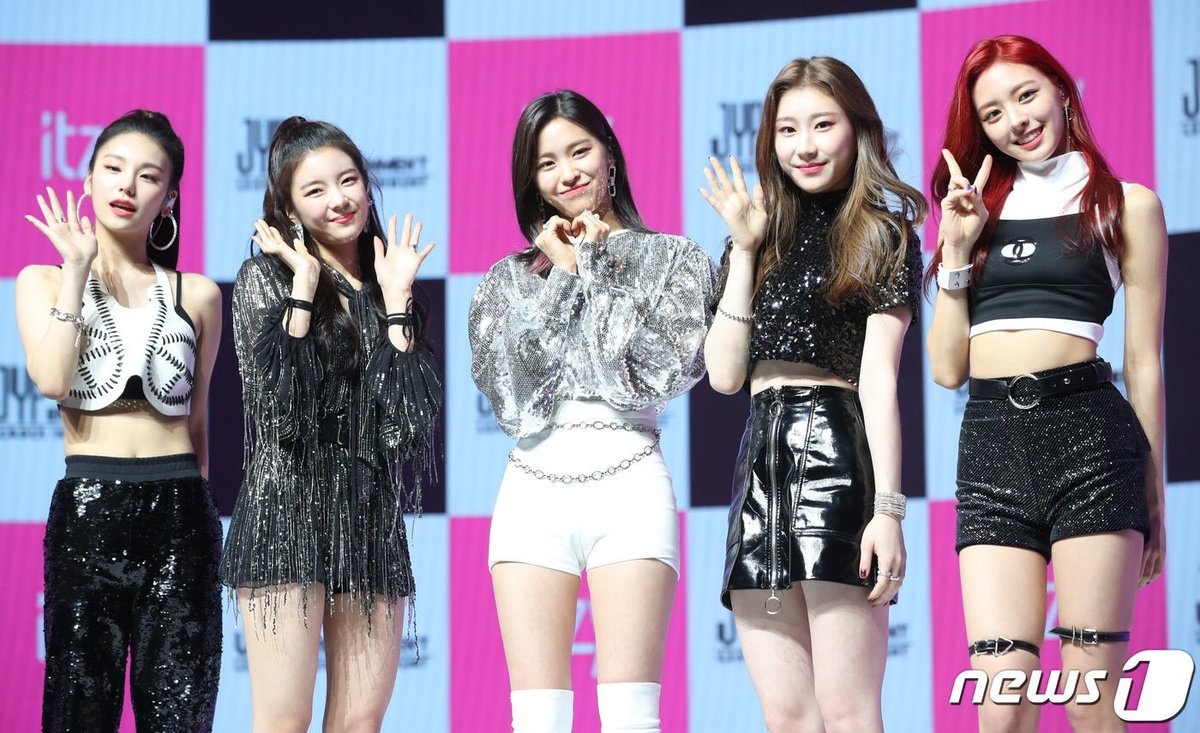ITZY trong buoi showcase anh 1