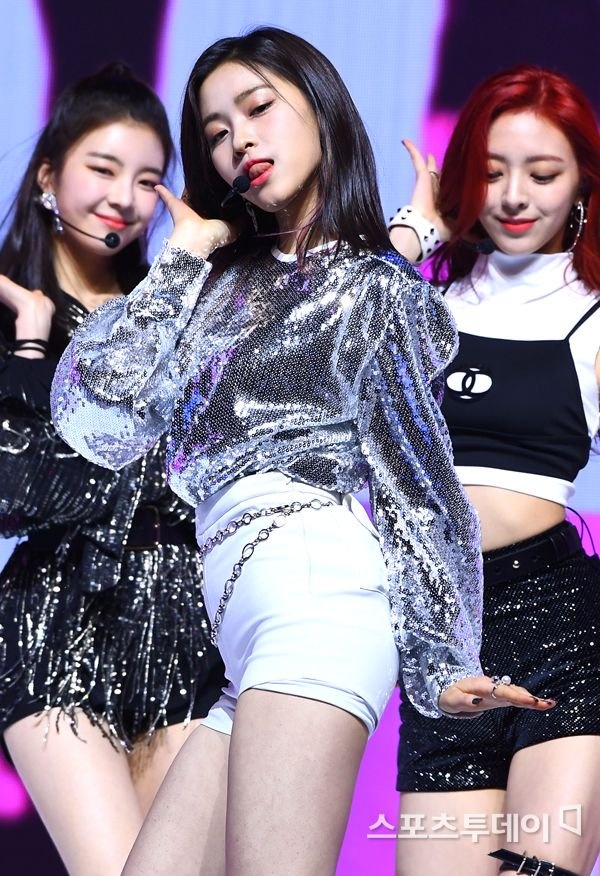 ITZY trong buoi showcase anh 5