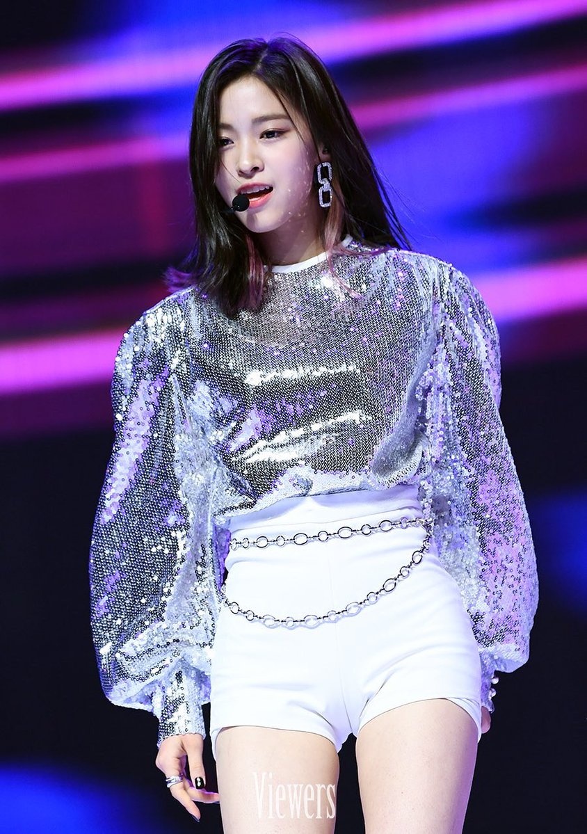 ITZY trong buoi showcase anh 6
