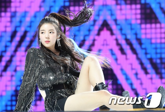 ITZY trong buoi showcase anh 12