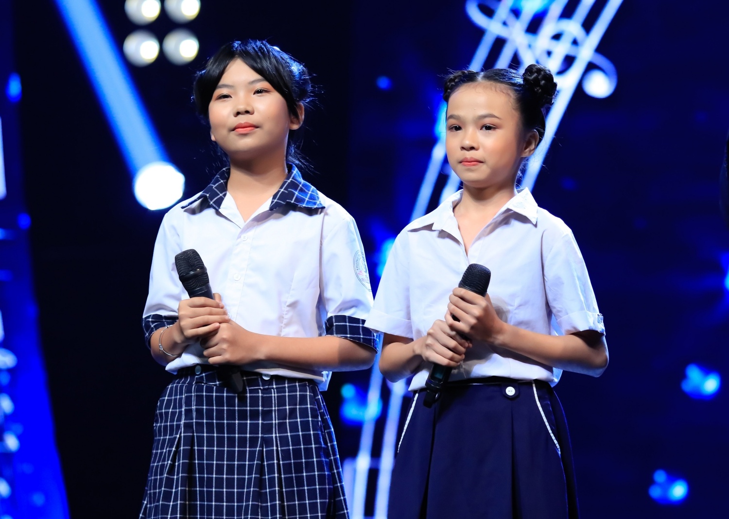 Co be bo hoc tu lop 2 di ban keo keo khien Hoa Minzy xuc dong hinh anh