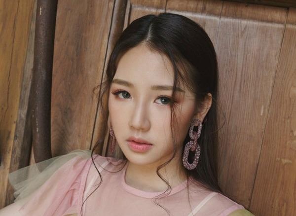 Co gai 10X gay sot vi xinh dep, hat hay trong MV that tinh cua B Ray hinh anh