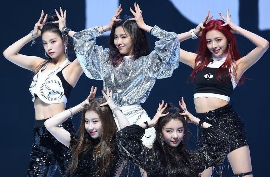 Nhom nhac toan my nu 10X lien tuc xo do ky luc cua IZ*ONE, Black Pink hinh anh