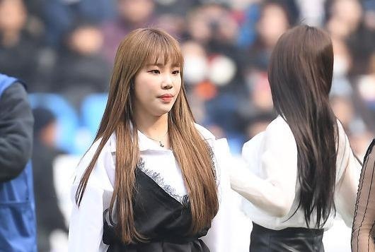 Momoland bieu dien trong tran dau cua doi Cong Phuong tai K.League hinh anh