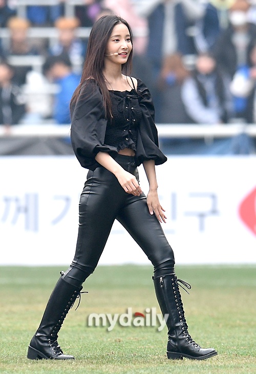 Momoland bieu dien o tran ra mat cua cong phuong anh 4